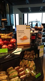Klicke auf die Grafik für eine größere Ansicht

Name:	Bockwurst und Brötchen am BER.jpg
Hits:	205
Größe:	75,9 KB
ID:	103957
