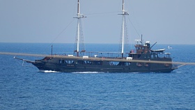 Klicke auf die Grafik für eine größere Ansicht

Name:	Black Pearl vor Kalives.jpg
Hits:	50
Größe:	97,0 KB
ID:	104578